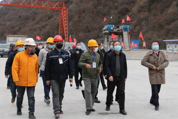 四川省副省長、黨組成員楊洪波在九綿高速LJ9項(xiàng)目調(diào)研疫情防控和復(fù)工復(fù)產(chǎn)情況