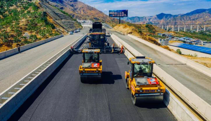 全球首次！無人駕駛壓路機(jī)成群結(jié)隊“上路”！
