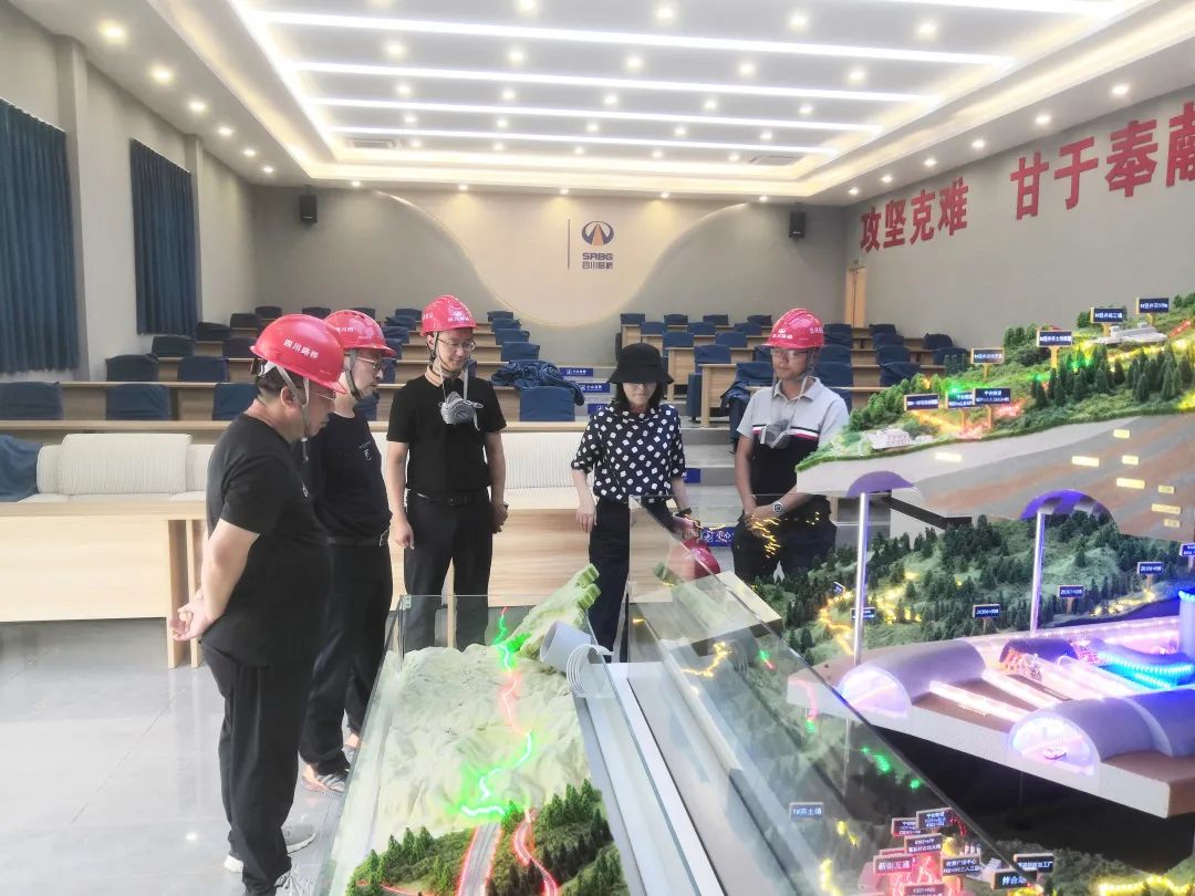 四川路橋副總工程師鄧運(yùn)祥到寧攀高速ZCB1-6、ZCB1-7/8項(xiàng)目檢查指導(dǎo)工作
