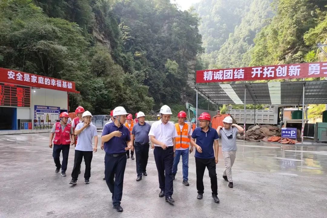 四川路橋黨委委員、紀委書記朱年紅赴宜金高速公路XJ6項目檢查指導工作