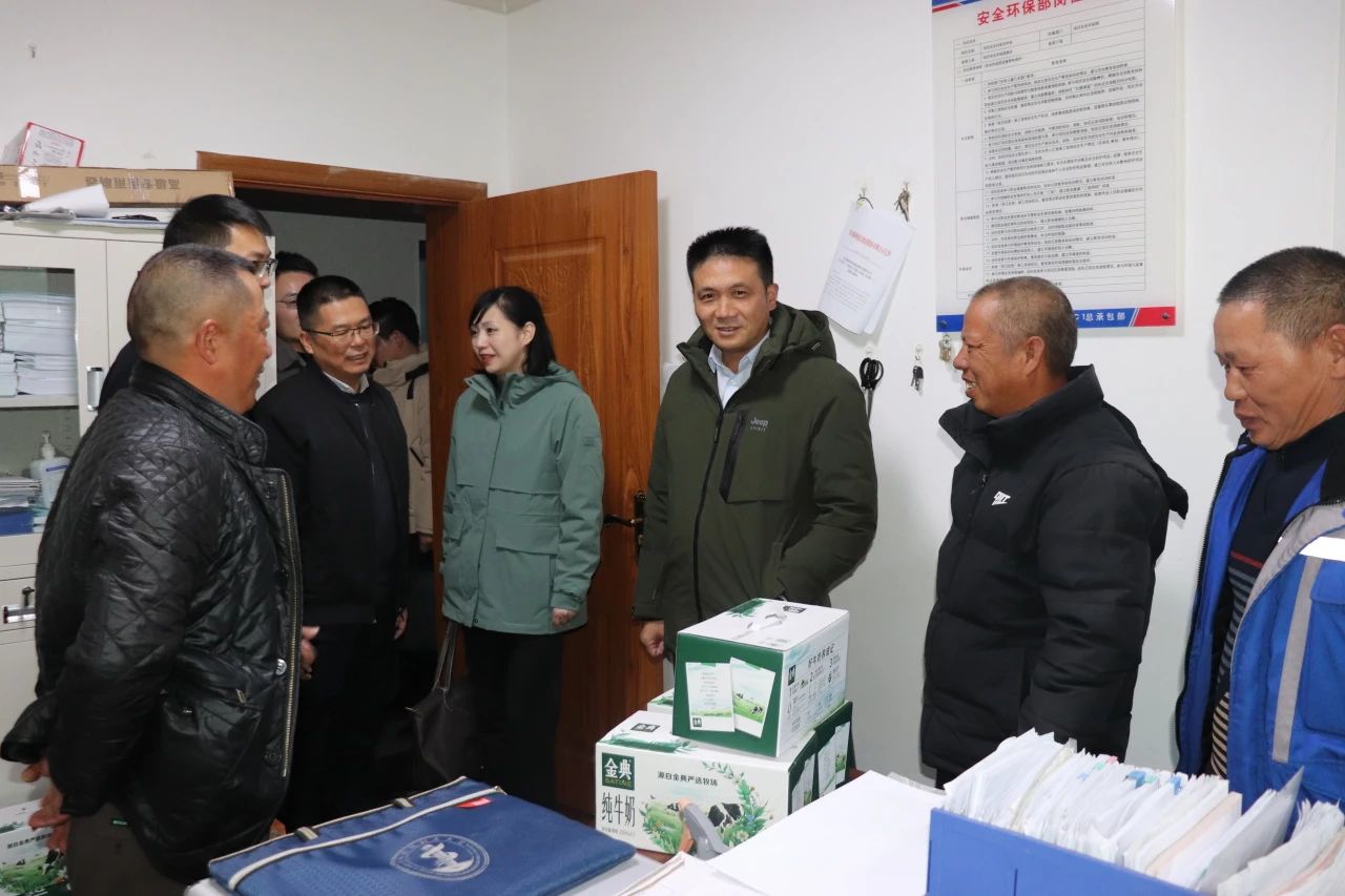 四川路橋黨委委員、董事、工會(huì)主席朱年紅赴川交公司項(xiàng)目一線開(kāi)展“冬送溫暖”慰問(wèn)活動(dòng)