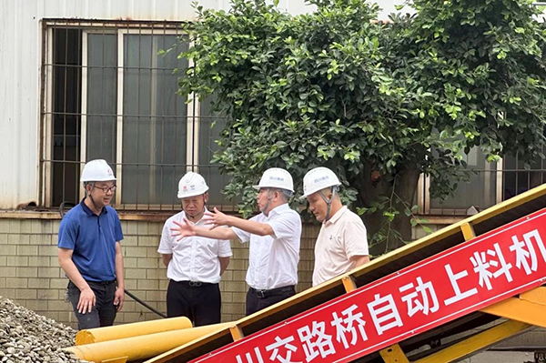 川交公司黨委書記、董事長杜江林到S11線拌合站自動(dòng)上料系統(tǒng)疲勞實(shí)驗(yàn)現(xiàn)場(chǎng)指導(dǎo)工作