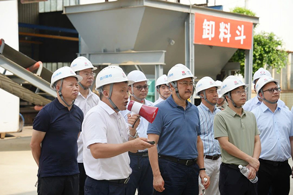 四川路橋總工程師盧偉赴川交公司自動上料機(jī)器人及智能輸送系統(tǒng)實(shí)驗現(xiàn)場指導(dǎo)工作
